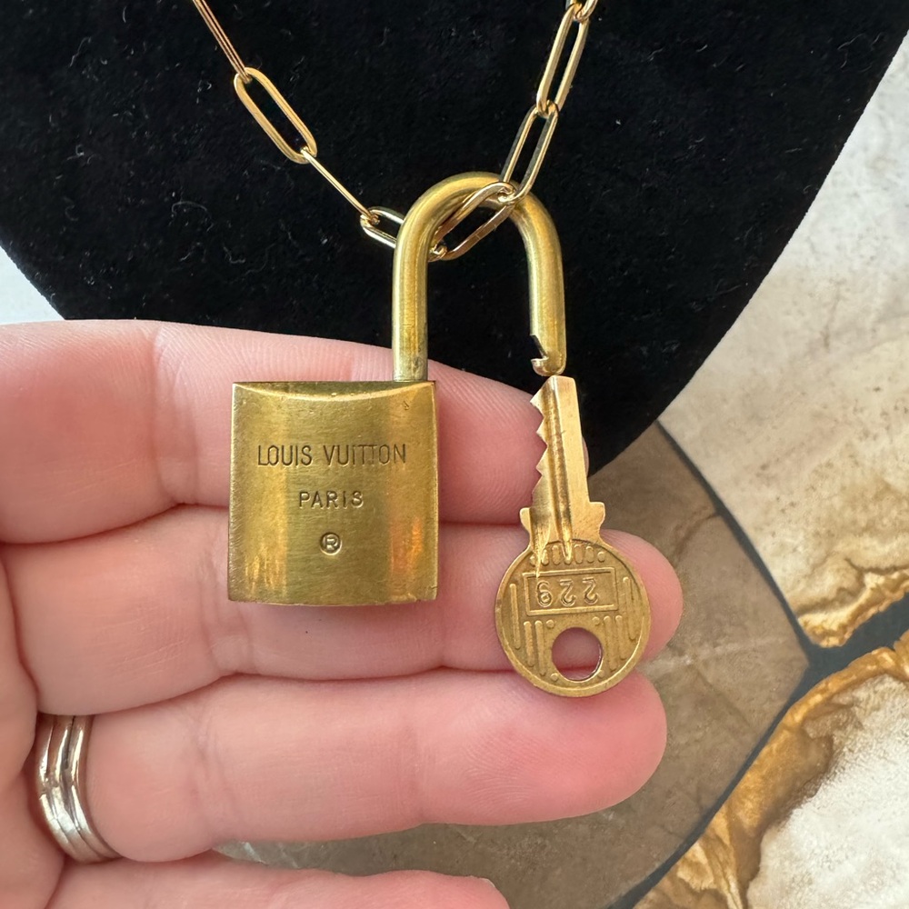 Louis Vuitton 200 Series Lock and Key on a chain. Number 229 - Picture 7 of 7